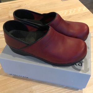 Red Sanita clogs sz 9